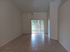 111 W 12th St in Lehigh Acres, FL - Foto de edificio - Building Photo
