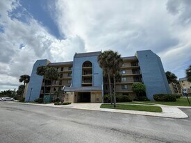 2788 Tennis Club Dr in West Palm Beach, FL - Building Photo