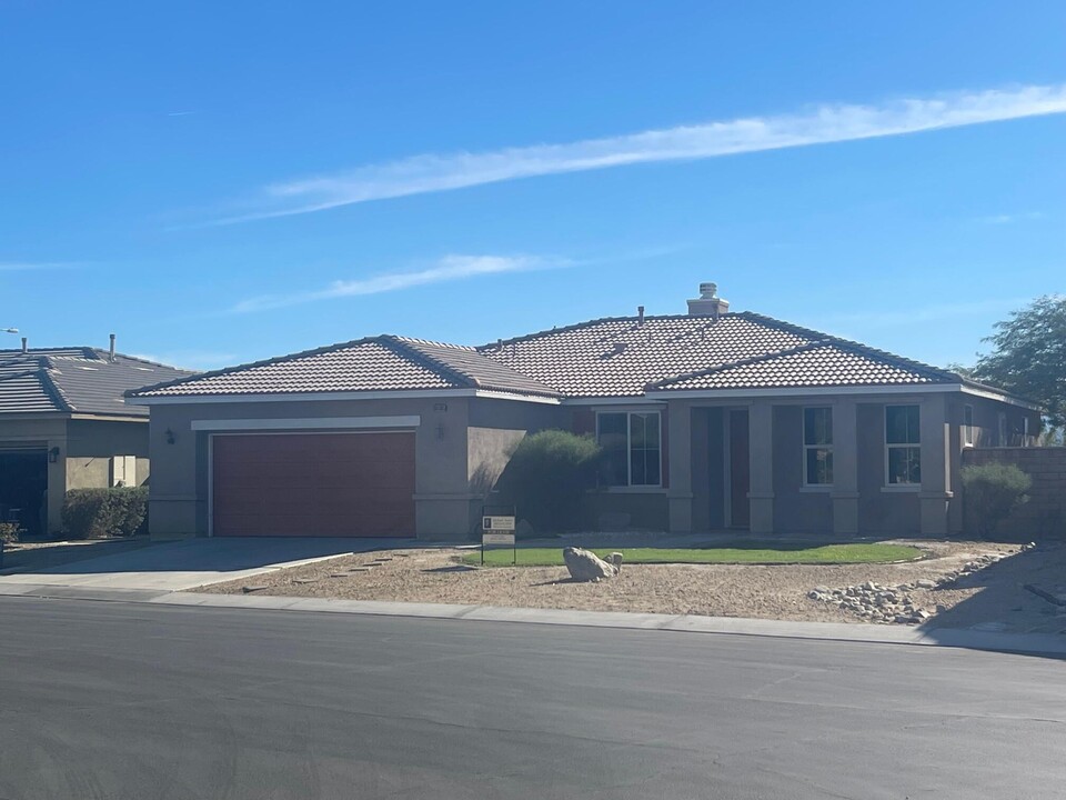 80085 Peak Forest Dr in Indio, CA - Building Photo