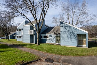 The Flats at Talcott in Weatogue, CT - Foto de edificio - Building Photo