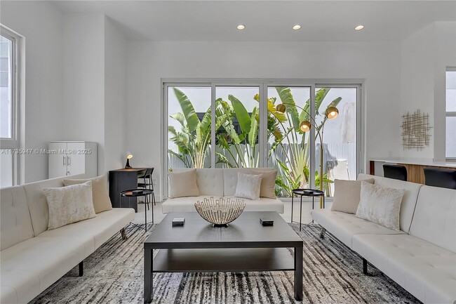 2345 SW 16th St in Miami, FL - Foto de edificio - Building Photo