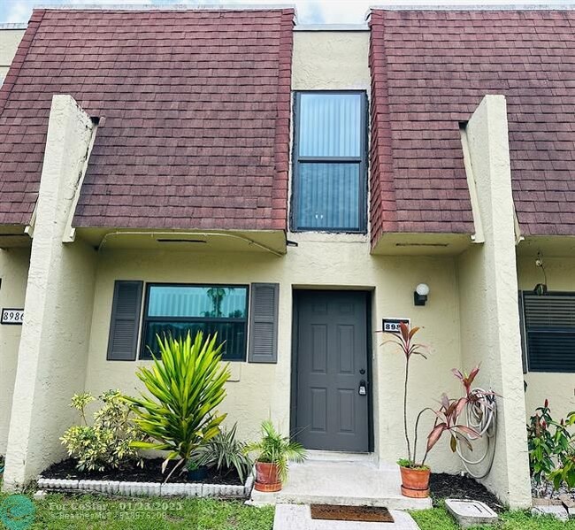 8988 Palm Tree Ln in Pembroke Pines, FL - Building Photo - Building Photo