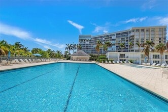 881 Ocean Dr, Unit 16B in Key Biscayne, FL - Foto de edificio - Building Photo