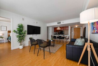 1 SE 12th St in Miami, FL - Building Photo - Building Photo
