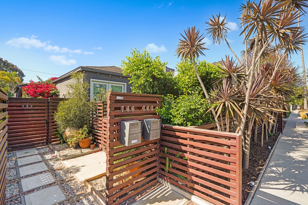 750 Vernon Ave in Los Angeles, CA - Building Photo