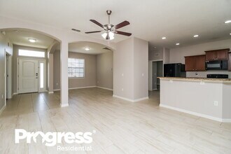 4516 Manica Dr in Tavares, FL - Foto de edificio - Building Photo