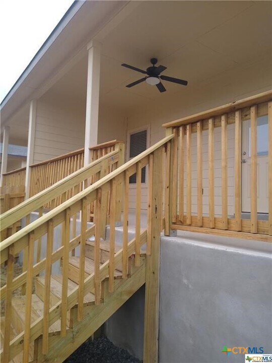 1121 Burek Cross in Seguin, TX - Building Photo