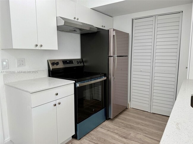 4086 N Pine Island Rd in Sunrise, FL - Building Photo - Building Photo