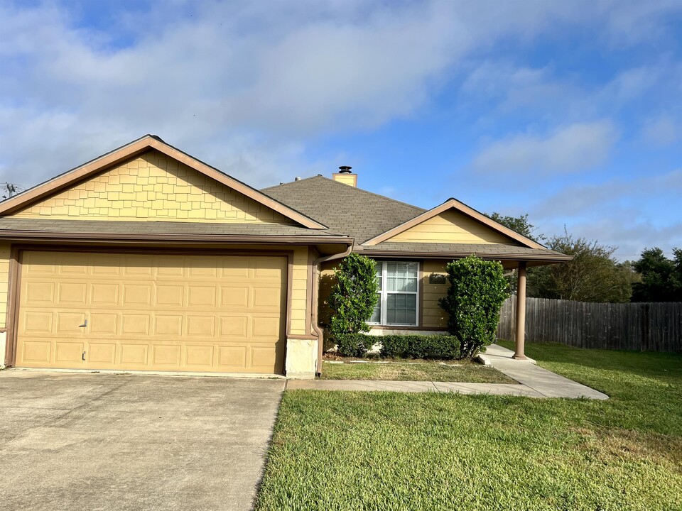 3903 Crown Ridge Ct in College Station, TX - Foto de edificio