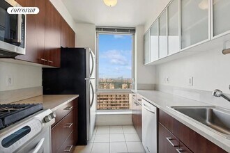 215 E 96th St in New York, NY - Building Photo - Building Photo