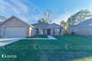 818 Heather Dr in Prattville, AL - Building Photo