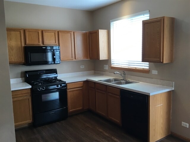 11S524 Rachael Ct in Willowbrook, IL - Building Photo - Building Photo