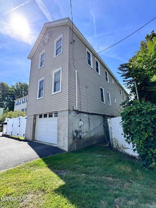 25 Mohawk Ave in Waterford, NY - Building Photo