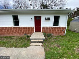 114 Loch Ln Dr in Louisa, VA - Building Photo