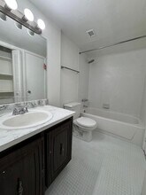 484 NW 165th St in Miami, FL - Foto de edificio - Building Photo