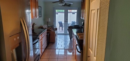 8718 Bay Ct in Cape Canaveral, FL - Foto de edificio - Building Photo