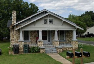 2823 E Bessemer Ave in Greensboro, NC - Building Photo