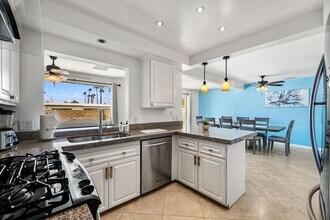 2290 N Victoria Rd in Palm Springs, CA - Building Photo - Building Photo