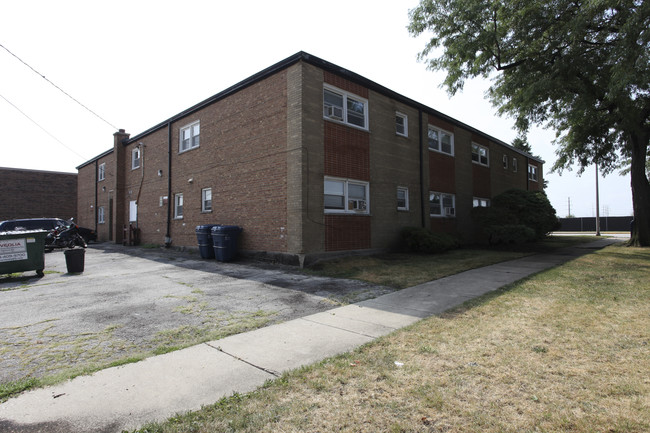 8516 47th St in Lyons, IL - Foto de edificio - Building Photo