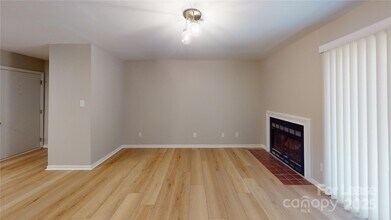 6100 Heathstone Ln in Charlotte, NC - Foto de edificio - Building Photo