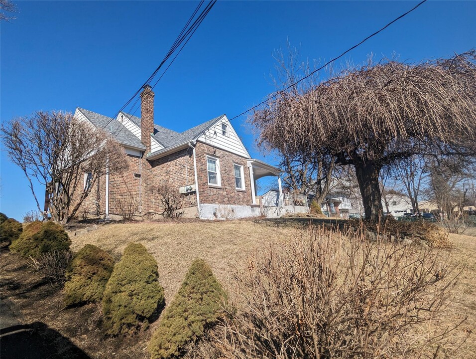 11 Samsondale Ave in West Haverstraw, NY - Building Photo