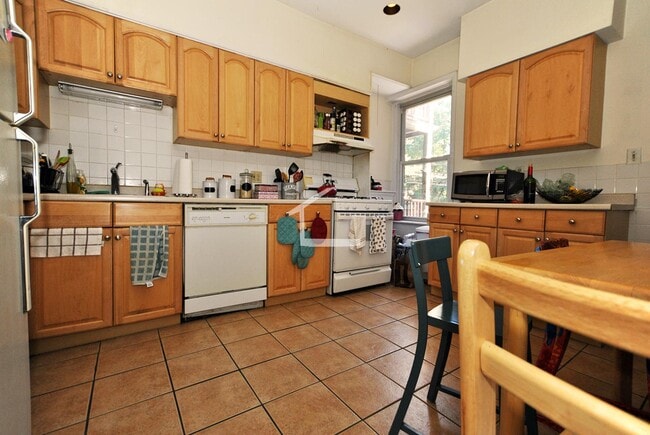 10 Strathmore Rd, Unit 2 in Brookline, MA - Building Photo - Building Photo