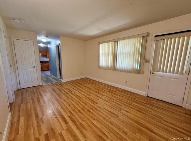 180 Avenue B in Holbrook, NY - Building Photo - Building Photo