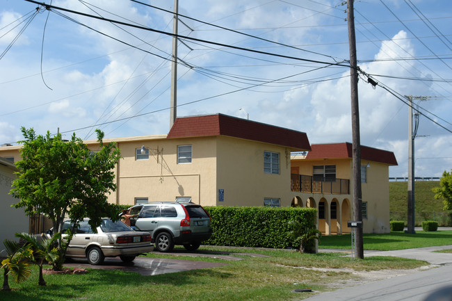 7000 SW 87th Ct in Miami, FL - Foto de edificio - Building Photo