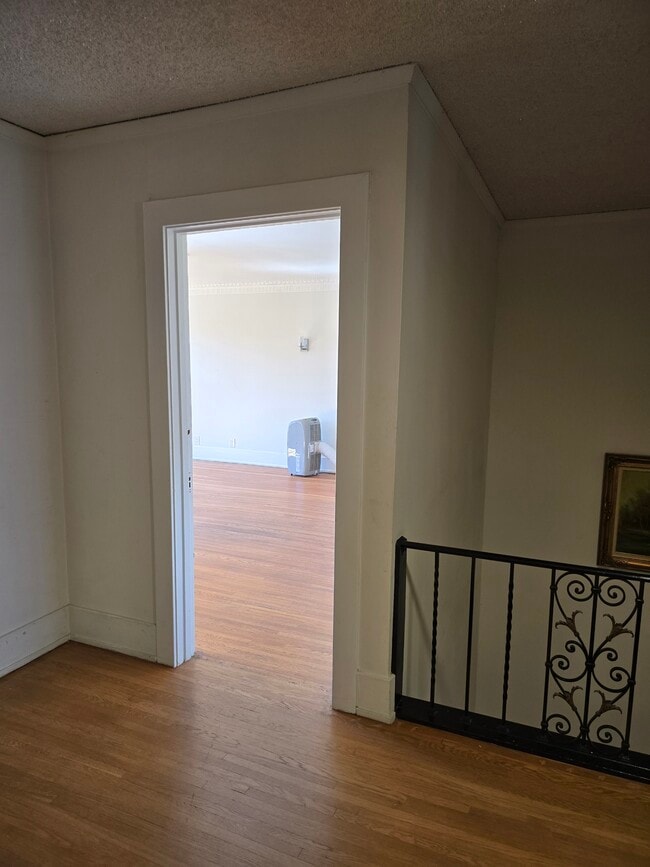 property at 1224 S Gramercy Pl