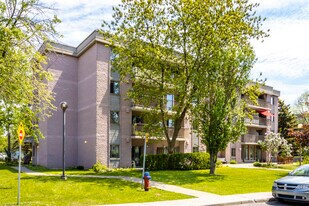 250 Seigneurial O in St-Bruno-de-Montarville, QC - Building Photo