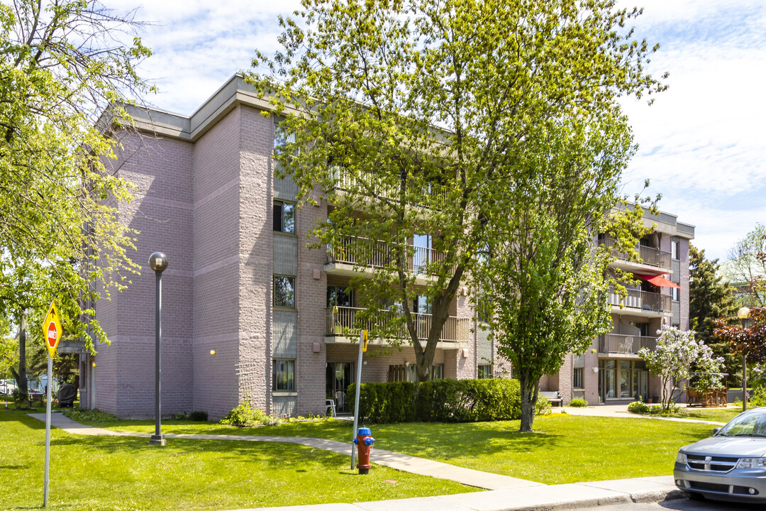 250 Seigneurial O in St-Bruno-de-Montarville, QC - Building Photo