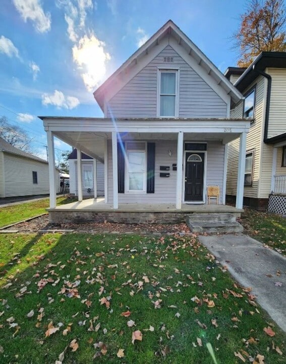 205 E College St in Crawfordsville, IN - Building Photo