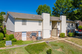 Chenal Place in Little Rock, AR - Building Photo - Building Photo