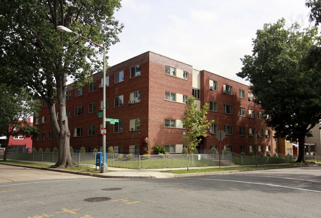 741 Longfellow St NW in Washington, DC - Foto de edificio