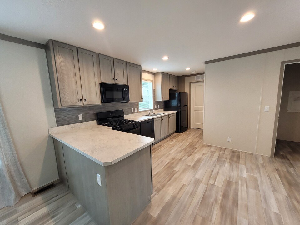 343 Stratford Ct in Dimondale, MI - Building Photo