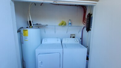 555 S Tuttle Ave, Unit B in Sarasota, FL - Building Photo - Building Photo