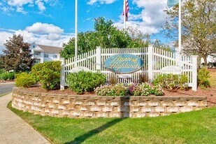 Aspen Highlands in Manchester, CT - Building Photo