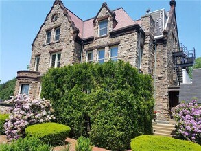 364 Bellevue Ave, Unit 102 in Newport, RI - Building Photo - Building Photo