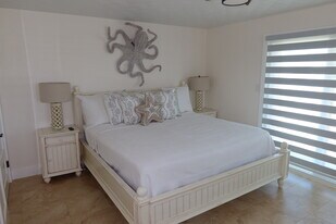 104 Primrose Ln in Layton, FL - Building Photo