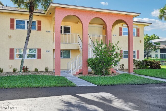 360 Charlemagne Blvd in Naples, FL - Foto de edificio - Building Photo