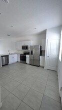 3064 Skyline Lp, Unit 7-94 in Kissimmee, FL - Foto de edificio - Building Photo
