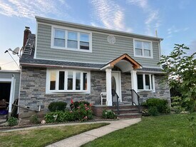 772 Garden Dr in Franklin Square, NY - Building Photo