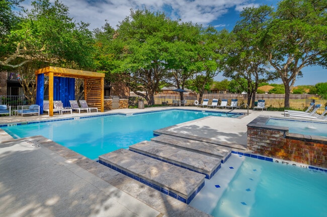 The Lennox in San Antonio, TX - Building Photo - Building Photo