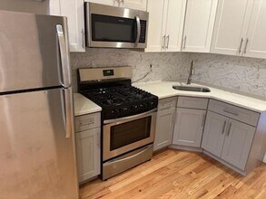 60-80 56th St in Queens, NY - Foto de edificio - Building Photo