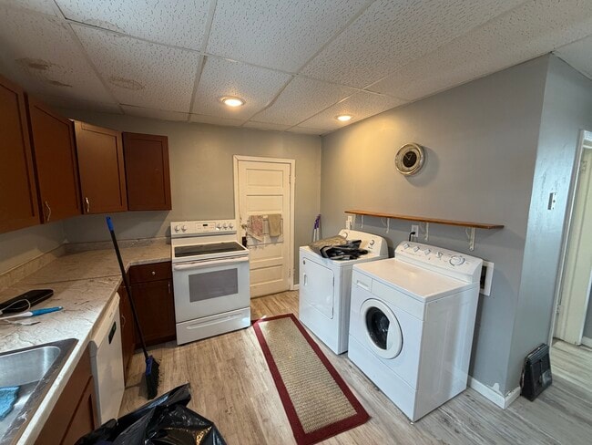 104 N Grove St in Chippewa Falls, WI - Building Photo - Building Photo