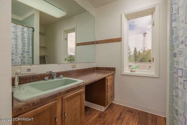 324 E Manor Ave-Unit -Unit 1 in Anchorage, AK - Foto de edificio - Building Photo