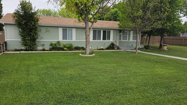 3300 Ada Rd in Bakersfield, CA - Foto de edificio - Building Photo