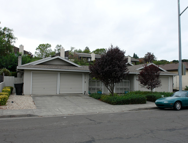 2220 Mesquite Dr in Santa Rosa, CA - Foto de edificio - Building Photo