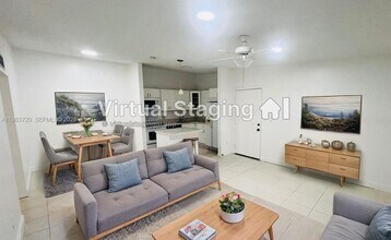 9743 W McNab Rd in Tamarac, FL - Foto de edificio - Building Photo