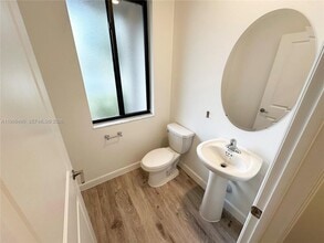 949 NE 211th St in North Miami Beach, FL - Building Photo - Building Photo